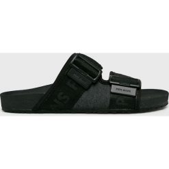 Pepe Jeans - Klapki. Czarne kapcie męskie Pepe Jeans, bez wzorów, z jeansu. W wyprzedaży za 129,90 zł.