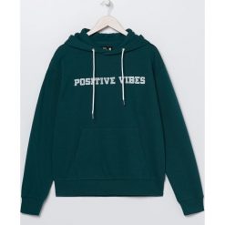 Bluza kangurka z napisem - Turkusowy. Niebieskie bluzy męskie Sinsay, s, z napisami, bez kołnierzyka, bez rękawów, bez kaptura. Za 59,99 zł.