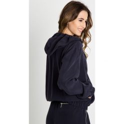 Bluzy sportowe damskie: Granatowa bluza z kapturem BIALCON