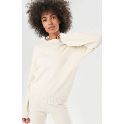 Jasnobeżowy Sweter Xentora. Brązowe swetry damskie Born2be, s, bez wzorów, bez rękawów, bez kaptura. Za 109,99 zł.