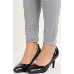 Czarne Czółenka Raven. Czarne buty ślubne damskie Born2be, ze szpiczastym noskiem. Za 69,99 zł.