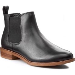 Sztyblety CLARKS - Taylor Shine 261119654 Black Leather. Czarne botki damskie na obcasie marki Clarks, z jeansu, z okrągłym noskiem. W wyprzedaży za 259,00 zł.