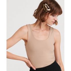 Gładki top basic - Beżowy. Brązowe topy damskie Reserved, s, bez wzorów, bez kołnierzyka. Za 39,99 zł.