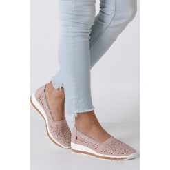 Różowe półbuty slip on ażurowe na koturnie Jezzi RMR1840-4. Różowe półbuty damskie marki Jezzi, bez wzorów, bez obcasa, na koturnie, bez zapięcia. Za 109,99 zł.