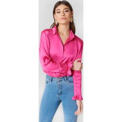 Koszule wiązane damskie: NA-KD Trend Satynowa koszula – Pink