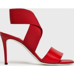 Pollini - Sandały. Czerwone sandały damskie Pollini, bez wzorów, ze skóry, bez obcasa, na obcasie, bez zapięcia. W wyprzedaży za 649,90 zł.