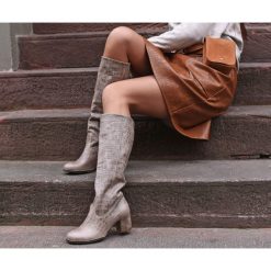 Kozaki na słupku z tłoczeniem - skóra naturalna - model 154 - kolor taupe. Szare kozaki damskie Zapato, na lato, ze skóry, biznesowe, na wysokim obcasie. W wyprzedaży za 374,25 zł.
