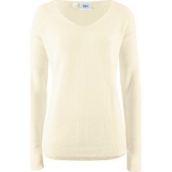 Sweter oversize z rozcięciem bonprix biel wełny. Białe swetry oversize damskie marki bonprix, z wełny. Za 54,99 zł.