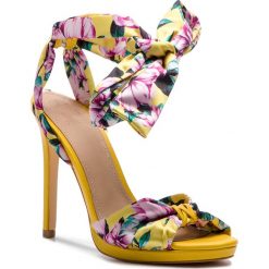 Sandały GUESS - Teffany FL6TIF SAT03 YELLO. Żółte klapki damskie Guess, z aplikacjami, ze skóry, bez obcasa, na obcasie. W wyprzedaży za 499,00 zł.