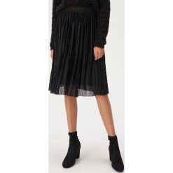 Plisowana spódnica midi - Czarny. Czarne spódniczki damskie Sinsay, s, bez wzorów, midi. Za 59,99 zł.