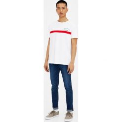 Ciemnoniebieskie jeansy skinny fit z efektem sprania. Niebieskie jeansy męskie relaxed fit Pull&Bear, z denimu. Za 119,00 zł.