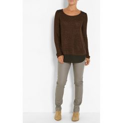 Sweter w kolorze brązowo-czarnym. Pomarańczowe swetry damskie Jacqueline Riu, bez wzorów, ze splotem, klasyczne, bez rękawów, bez kaptura. W wyprzedaży za 79,95 zł.