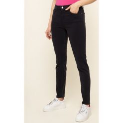 Spodnie materiałowe Emporio Armani 3H2J20 2N74Z 0922. Niebieskie spodnie damskie Emporio Armani, bez wzorów, z tkaniny. W wyprzedaży za 449,00 zł.