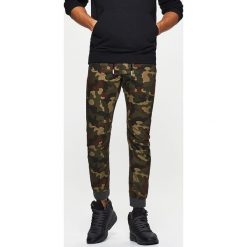 Joggery męskie: Dresowe joggery camo – Khaki