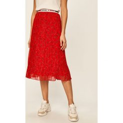Tommy Jeans - Spódnica. Czerwone spódniczki damskie Tommy Jeans, na co dzień, s, bez wzorów, z elastanu, casualowe, z podwyższonym stanem, maxi, rozkloszowane. Za 389,90 zł.