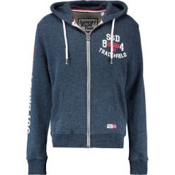 Superdry TRACKSTER ZIPHOOD Bluza rozpinana lake blue grit. Niebieskie bluzy męskie Superdry, xxl, z bawełny. W wyprzedaży za 350,10 zł.