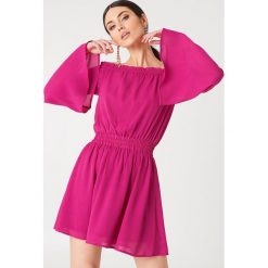 NA-KD Boho Sukienka z odkrytymi ramionami i szerokim rękawem - Pink. Różowe sukienki damskie marki NA-KD Boho, bez wzorów, z poliesteru, boho, bez kołnierzyka, bez rękawów, z odkrytymi ramionami. W wyprzedaży za 36,58 zł.