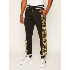 Spodnie dresowe Versace Jeans Couture A2GZA1F1. Czarne jeansy męskie Versace Jeans Couture, s, bez wzorów, z jeansu. Za 1349,00 zł.