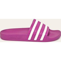 Adidas Originals - Klapki. Różowe klapki damskie adidas Originals, bez wzorów, z materiału, bez obcasa, na obcasie. W wyprzedaży za 149,90 zł.