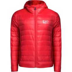 Kurtka EA7 EMPORIO ARMANI Czerwony. Czerwone płaszcze przejściowe męskie marki EA7 Emporio Armani, z nadrukiem, krótkie, z kapturem. W wyprzedaży za 450,00 zł.