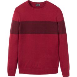 Sweter z kontrastowymi paskami bonprix ciemnoczerwony. Czerwone swetry męskie bonprix, s, w paski, z okrągłym kołnierzem, bez kaptura. Za 37,99 zł.