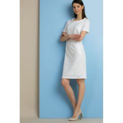 Elegancka tunika z subtelną fakturą. Niebieskie tuniki damskie marki Monnari, bez wzorów, eleganckie, bez kołnierzyka, z krótkim rękawem. Za 149,50 zł.