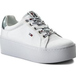 Sneakersy TOMMY JEANS - Flatform Sneaker EN0EN00237 White 100. Białe półbuty damskie skórzane marki Tommy Jeans, bez wzorów, bez obcasa, na obcasie, bez zapięcia. W wyprzedaży za 239,00 zł.