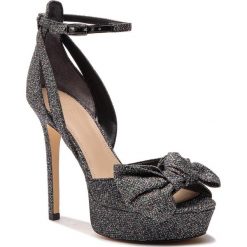 Sandały GUESS - FL5LR2 FAM03 BLACK. Szare klapki damskie Guess, z aplikacjami, ze skóry ekologicznej, bez obcasa, na obcasie. W wyprzedaży za 649,00 zł.