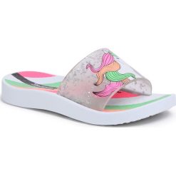 Klapki IPANEMA - Urban Slide Kids 26325 White/Clear Glitter 20897. Szare sandały dziewczęce Ipanema, z tworzywa sztucznego, bez zapięcia. Za 79,99 zł.