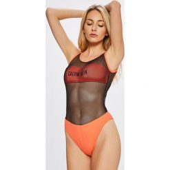 Calvin Klein Jeans - Strój kąpielowy. Pomarańczowe stroje kąpielowe jednoczęściowe damskie marki Calvin Klein Jeans, s. W wyprzedaży za 299,90 zł.