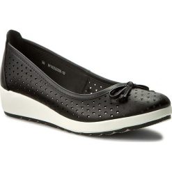 Półbuty CLARA BARSON W16SS096-10. Brązowe półbuty damskie Clara Barson, bez wzorów, ze skóry ekologicznej, bez obcasa, bez zapięcia. W wyprzedaży za 39,99 zł.