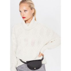 Sweter oversize w golfem - Kremowy. Białe swetry damskie Mohito, s, bez wzorów, bez rękawów. Za 139,99 zł.