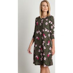 Sukienka khaki w kwiaty BIALCON. Brązowe sukienki damskie BIALCON, na co dzień, na jesień, w kwiaty, z tkaniny, biznesowe, bez kołnierzyka, bez rękawów. W wyprzedaży za 207,00 zł.