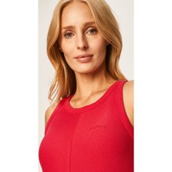 Guess Jeans - Top. Różowe topy sportowe damskie Guess Jeans, s, z aplikacjami, z elastanu, bez rękawów. W wyprzedaży za 149,90 zł.
