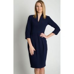 Odcinana w talii sukienka z wąskim dołem BIALCON. Szare sukienki damskie BIALCON, na co dzień, bez wzorów, eleganckie, z dekoltem w serek, bez rękawów, proste. W wyprzedaży za 227,00 zł.