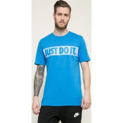 Nike Sportswear - T-shirt. Szare bez kategorii marki Nike Sportswear, xl, z nadrukiem, z bawełny, z okrągłym kołnierzem. W wyprzedaży za 89,90 zł.