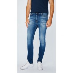 Tommy Jeans - Jeansy Simon. Niebieskie jeansy męskie Tommy Jeans, bez wzorów. Za 449,90 zł.
