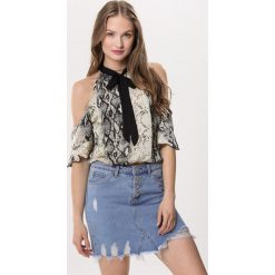 Szara Bluzka Sunset. Szare bluzki damskie Born2be, na imprezę, xl, z aplikacjami, bez kołnierzyka, z krótkim rękawem. Za 69,99 zł.