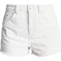 Bermudy damskie: Topshop PLAIN MOM SHORTS Szorty jeansowe white