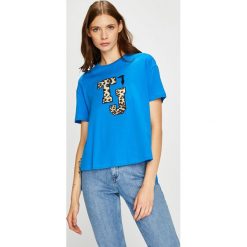 Trussardi Jeans - Top. Niebieskie bluzki damskie marki Trussardi Jeans, s, z nadrukiem, z bawełny, casualowe, z włoskim kołnierzykiem, z krótkim rękawem. W wyprzedaży za 139,90 zł.