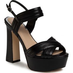 Sandały GUESS - Jania FL6JAA LEA03 BLACK. Czarne klapki damskie Guess, z aplikacjami, ze skóry ekologicznej, bez obcasa, na obcasie. Za 779,00 zł.