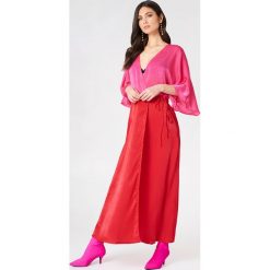 Płaszcze damskie: NA-KD Trend Satynowa sukienka-płaszcz – Pink,Red