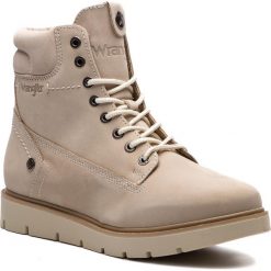 Botki WRANGLER - Tucson Lady Nubuck WL182510 Cream 182. Brązowe trapery damskie Wrangler, ze skóry, bez obcasa, bez zapięcia. W wyprzedaży za 289,00 zł.