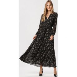 Czarna Sukienka Arrimare. Czarne sukienki damskie Born2be, na lato, s, bez wzorów, bez kołnierzyka, bez rękawów. Za 149,99 zł.