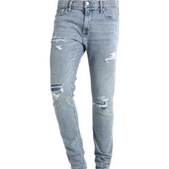 Abercrombie & Fitch LIGHT DESTROY Jeansy Slim Fit blue. Niebieskie jeansy męskie relaxed fit marki Abercrombie & Fitch. W wyprzedaży za 327,20 zł.