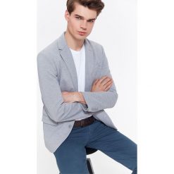 Marynarka męska o kroju regularnym ze strukturalnej dzianiny. Szare marynarki męskie Top Secret, m, bez wzorów, z dzianiny, eleganckie. Za 229,99 zł.