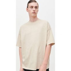 T-shirt z napisem na plecach - Beżowy. Brązowe t-shirty męskie Reserved, s, z napisami, z dekoltem na plecach. W wyprzedaży za 19,99 zł.