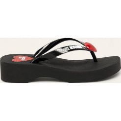 Love Moschino - Japonki. Czarne klapki damskie Love Moschino, bez wzorów, z gumy, bez obcasa, na obcasie. Za 439,90 zł.
