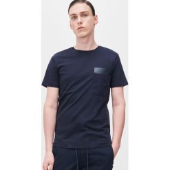 T-shirt z kieszenią - Granatowy. Niebieskie t-shirty męskie Reserved, s, bez wzorów, bez kołnierzyka. Za 79,99 zł.