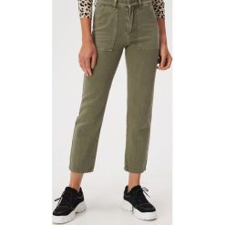 Jeansy high waist z dużymi kieszeniami - Zielony. Zielone jeansy damskie Sinsay, z podwyższonym stanem. W wyprzedaży za 39,99 zł.